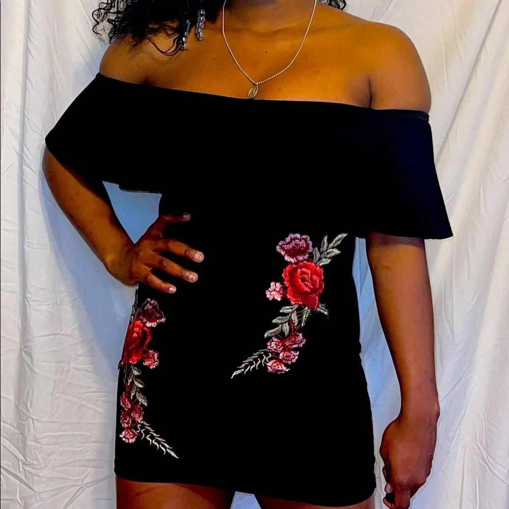 Short floral evening dress. No stains, holes, or loose thread. - Picture 1 of 2